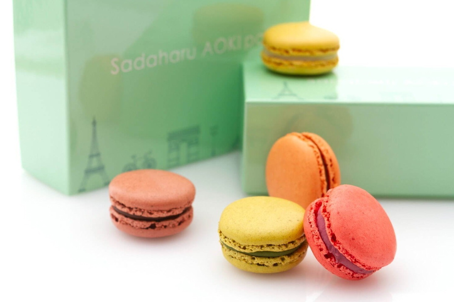 パティスリー・サダハル・アオキ・パリ23年ホワイトデー、マカロンやボンボン ショコラのアソート