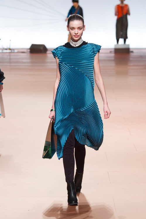 イッセイ ミヤケ(ISSEY MIYAKE) 2014-15年秋冬ウィメンズコレクション 