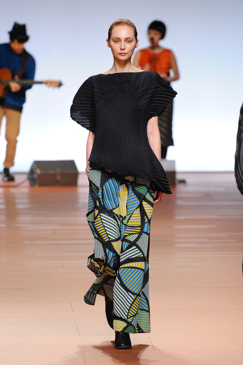 イッセイ ミヤケ(ISSEY MIYAKE) 2014-15年秋冬ウィメンズコレクション 