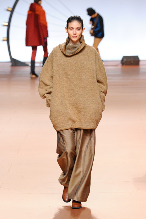 イッセイ ミヤケ(ISSEY MIYAKE) 2014-15年秋冬ウィメンズコレクション 