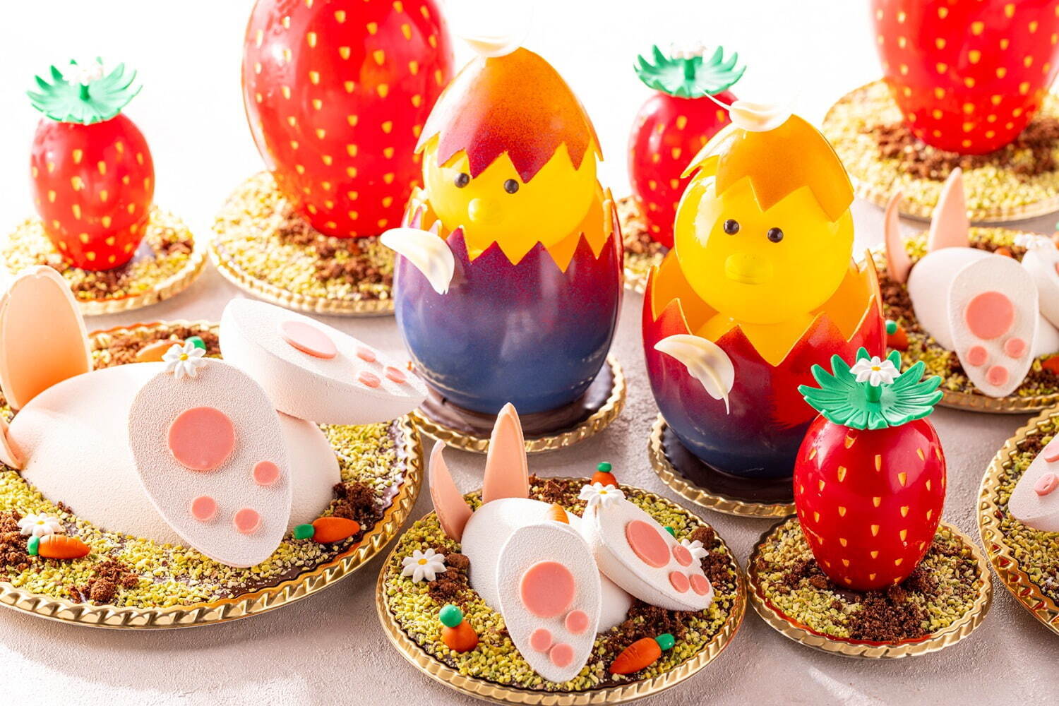 ヒルトン東京のイースターチョコスイーツ、卵から顔を出すヒヨコ＆ピンクの肉球がキュートなウサギ｜写真1