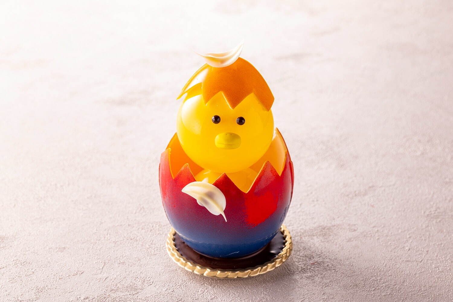 ヒルトン東京のイースターチョコスイーツ、卵から顔を出すヒヨコ＆ピンクの肉球がキュートなウサギ｜写真3