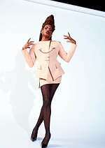 H&M×ミュグレーが初コラボ - ショート丈のデニムジャケットやボディスーツ、アーカイブのリメイクも｜写真11