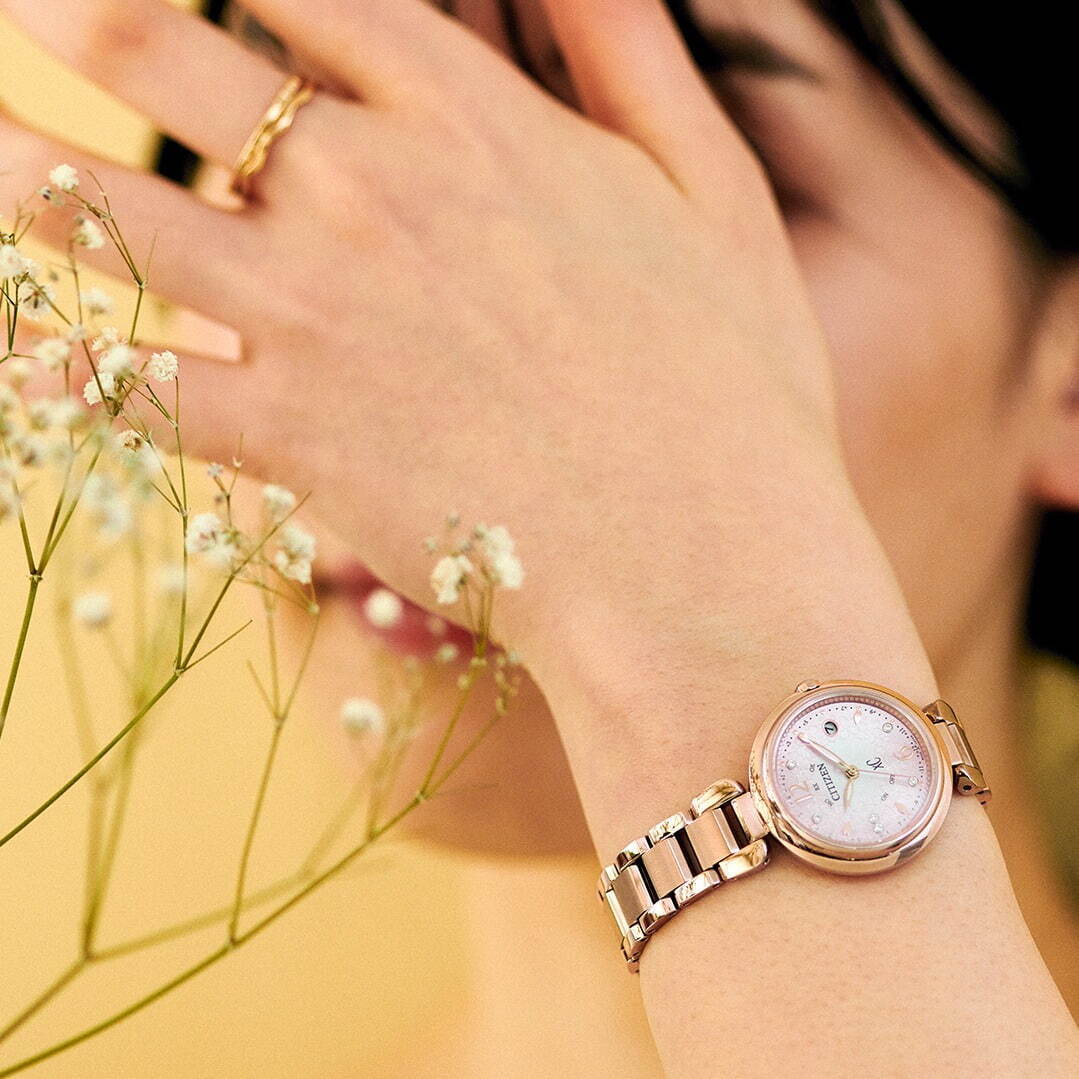 シチズン クロスシー“桜モチーフ”の限定腕時計、花びらのインデックス×ほんのりピンクの文字板｜写真5