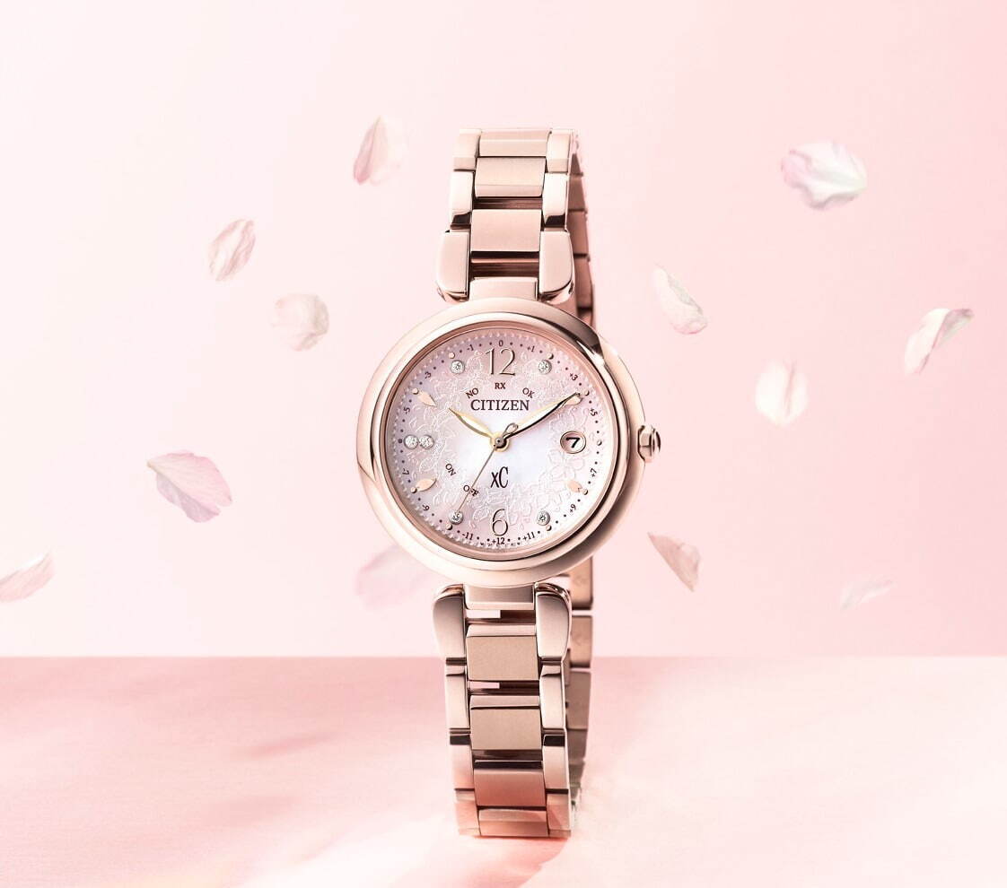 シチズン クロスシー“桜モチーフ”の限定腕時計、花びらのインデックス×ほんのりピンクの文字板｜写真4