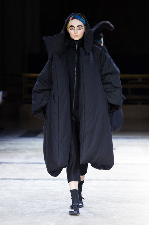 ヨウジヤマモト(Yohji Yamamoto) 2014-15年秋冬ウィメンズコレクション シルエット - 写真1