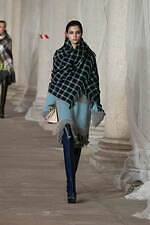 エトロ 2023年秋冬ウィメンズコレクション - “ラディカル”なアプローチに目新しさを｜写真1