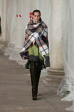 エトロ 2023年秋冬ウィメンズコレクション - “ラディカル”なアプローチに目新しさを｜写真2