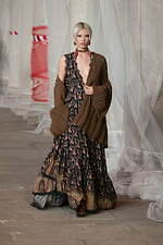 エトロ 2023年秋冬ウィメンズコレクション - “ラディカル”なアプローチに目新しさを｜写真4