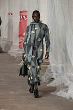 エトロ 2023年秋冬ウィメンズコレクション - “ラディカル”なアプローチに目新しさを｜写真5