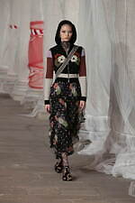 エトロ 2023年秋冬ウィメンズコレクション - “ラディカル”なアプローチに目新しさを｜写真8