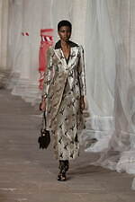 エトロ 2023年秋冬ウィメンズコレクション - “ラディカル”なアプローチに目新しさを｜写真14