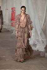 エトロ 2023年秋冬ウィメンズコレクション - “ラディカル”なアプローチに目新しさを｜写真15