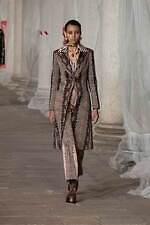 エトロ 2023年秋冬ウィメンズコレクション - “ラディカル”なアプローチに目新しさを｜写真16