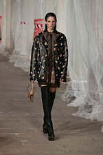 エトロ 2023年秋冬ウィメンズコレクション - “ラディカル”なアプローチに目新しさを｜写真17