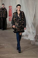 エトロ 2023年秋冬ウィメンズコレクション - “ラディカル”なアプローチに目新しさを｜写真19