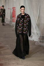 エトロ 2023年秋冬ウィメンズコレクション - “ラディカル”なアプローチに目新しさを｜写真20