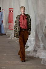 エトロ 2023年秋冬ウィメンズコレクション - “ラディカル”なアプローチに目新しさを｜写真24