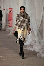 エトロ 2023年秋冬ウィメンズコレクション - “ラディカル”なアプローチに目新しさを｜写真28