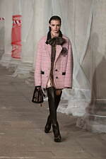 エトロ 2023年秋冬ウィメンズコレクション - “ラディカル”なアプローチに目新しさを｜写真32