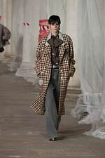 エトロ 2023年秋冬ウィメンズコレクション - “ラディカル”なアプローチに目新しさを｜写真33