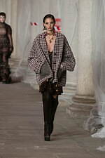 エトロ 2023年秋冬ウィメンズコレクション - “ラディカル”なアプローチに目新しさを｜写真34