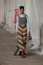 エトロ 2023年秋冬ウィメンズコレクション - “ラディカル”なアプローチに目新しさを｜写真40