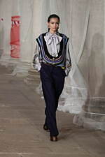 エトロ 2023年秋冬ウィメンズコレクション - “ラディカル”なアプローチに目新しさを｜写真45