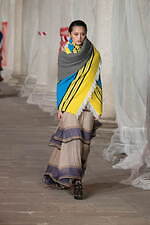 エトロ 2023年秋冬ウィメンズコレクション - “ラディカル”なアプローチに目新しさを｜写真46