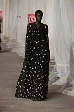 エトロ 2023年秋冬ウィメンズコレクション - “ラディカル”なアプローチに目新しさを｜写真52