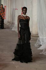 エトロ 2023年秋冬ウィメンズコレクション - “ラディカル”なアプローチに目新しさを｜写真55