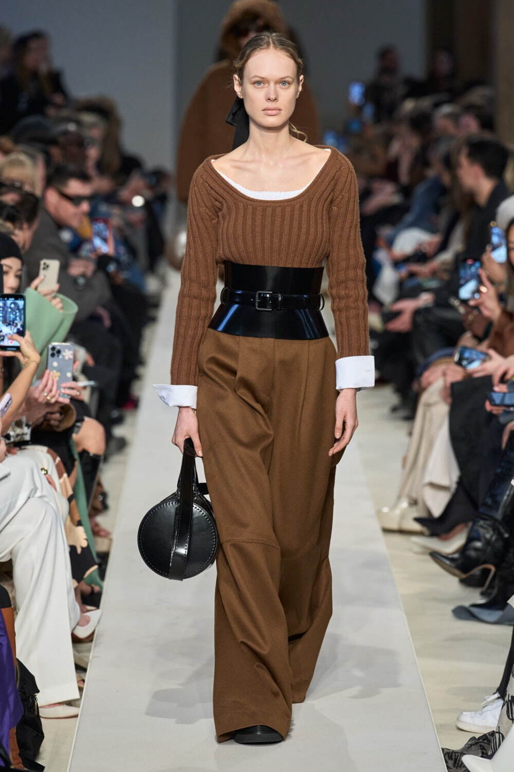 マックスマーラ(Max Mara) 2023-24年秋冬ウィメンズコレクション  - 写真13