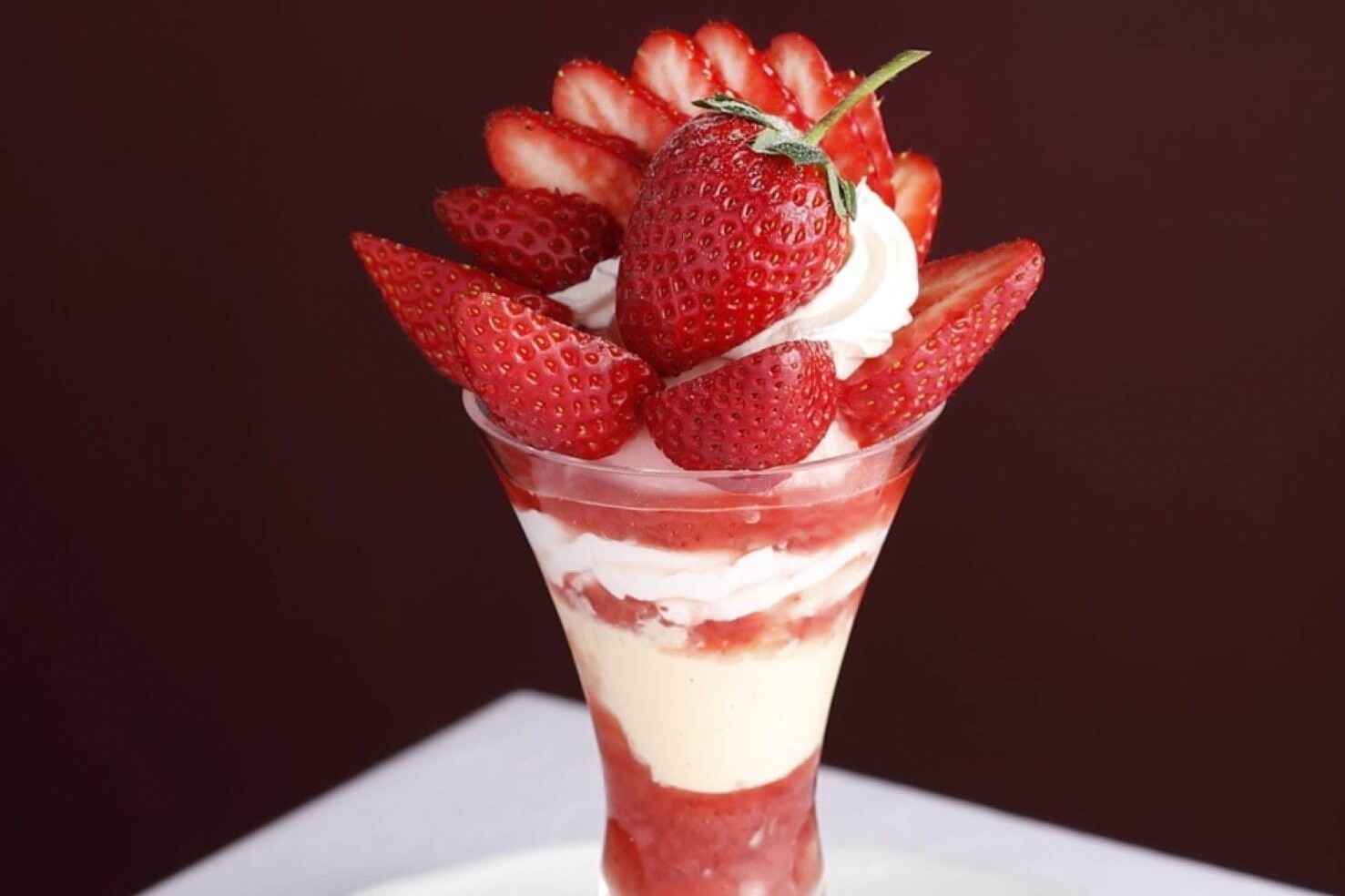 資生堂パーラー 銀座本店“ブランド苺”の限定パフェ、濃厚な甘みの「まりひめ」など