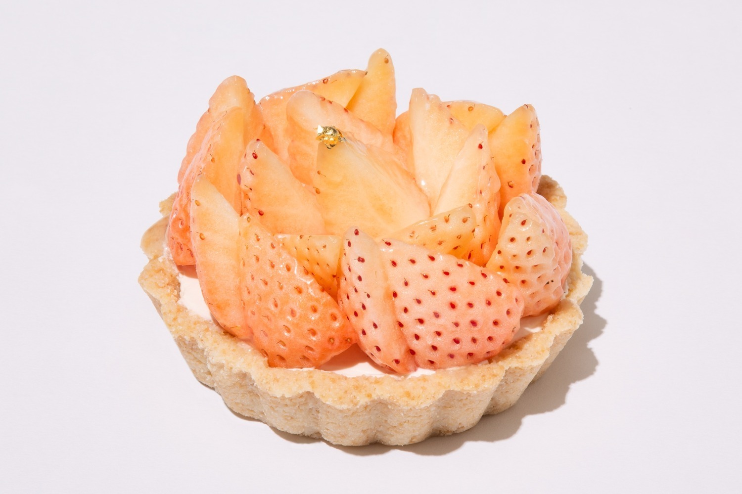 フルーツアンドシーズンのホワイトデー限定スイーツ、白いちごのタルト＆サンドイッチ