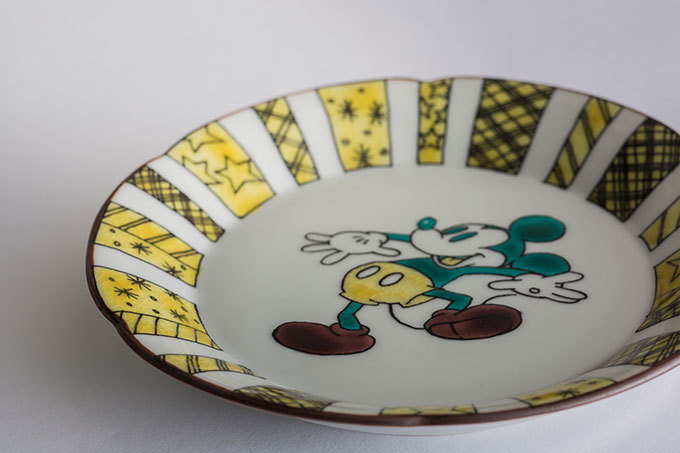 ディズニー×陶磁器 - 九谷焼の窯元の手でミッキーやミニーが伝統工芸に | 写真