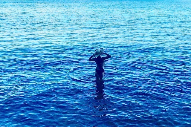 山崎美弥子のアートイベント「KIND OF BLUE」清春芸術村で、"アオ”基調の新作絵画の展示