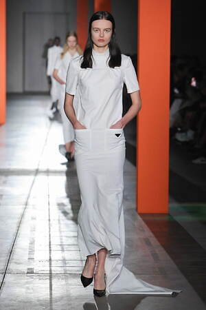 プラダ 2023-24年秋冬ウィメンズコレクション - “心づかい”や“愛”の美