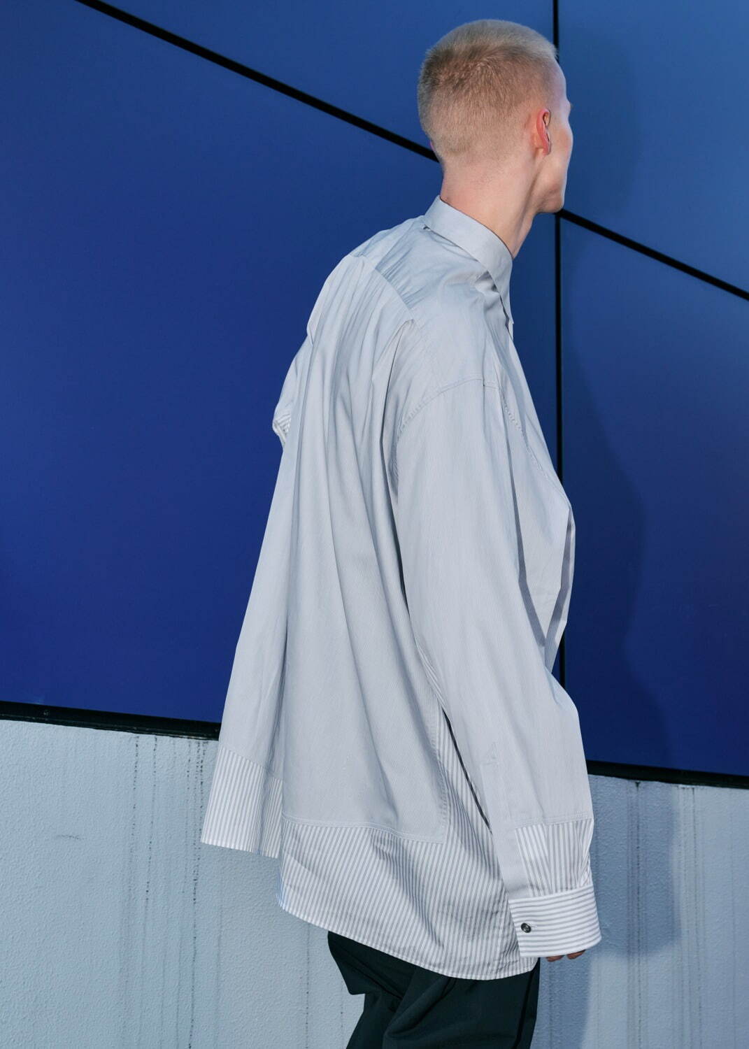 OAMC×エディションのオーバーサイズシャツ、ホワイトグレー＆ライトパープルのストライプ柄で｜写真1
