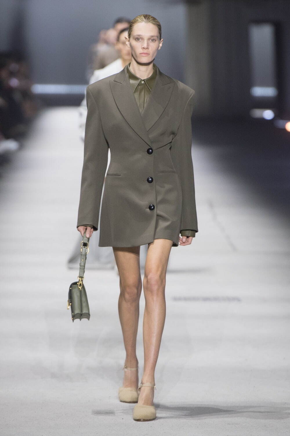トッズ(TOD'S) 2023-24年秋冬ウィメンズコレクション - ファッションプレス