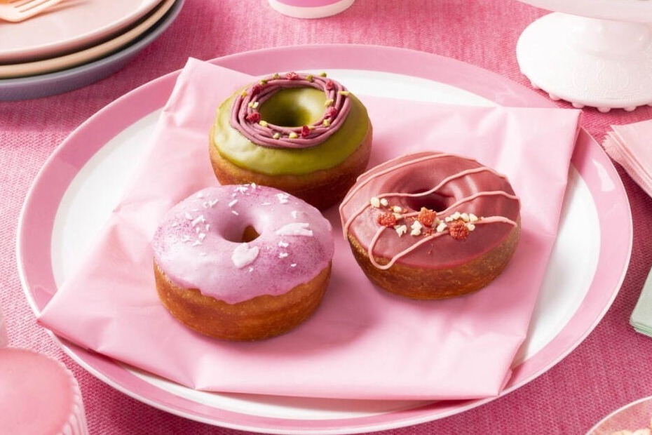 トゥーフーズ春限定“桜の花びら舞う”ドーナツ＆ジューシーいちごドーナツ、小倉抹茶ラテも