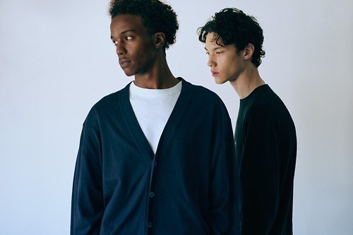 デンハム×ジョン スメドレー初コラボ、ゆったりシルエットの上品クルーネック＆カーディガン