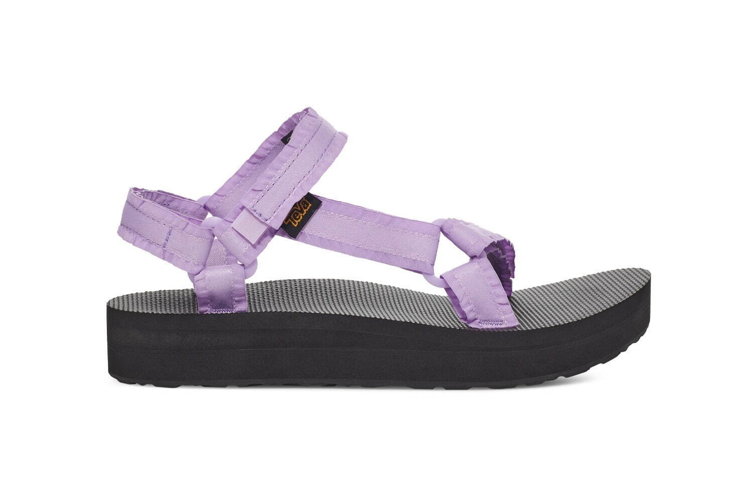 〈Teva〉光沢のあるフリル付きストラップの厚底スポーツサンダル