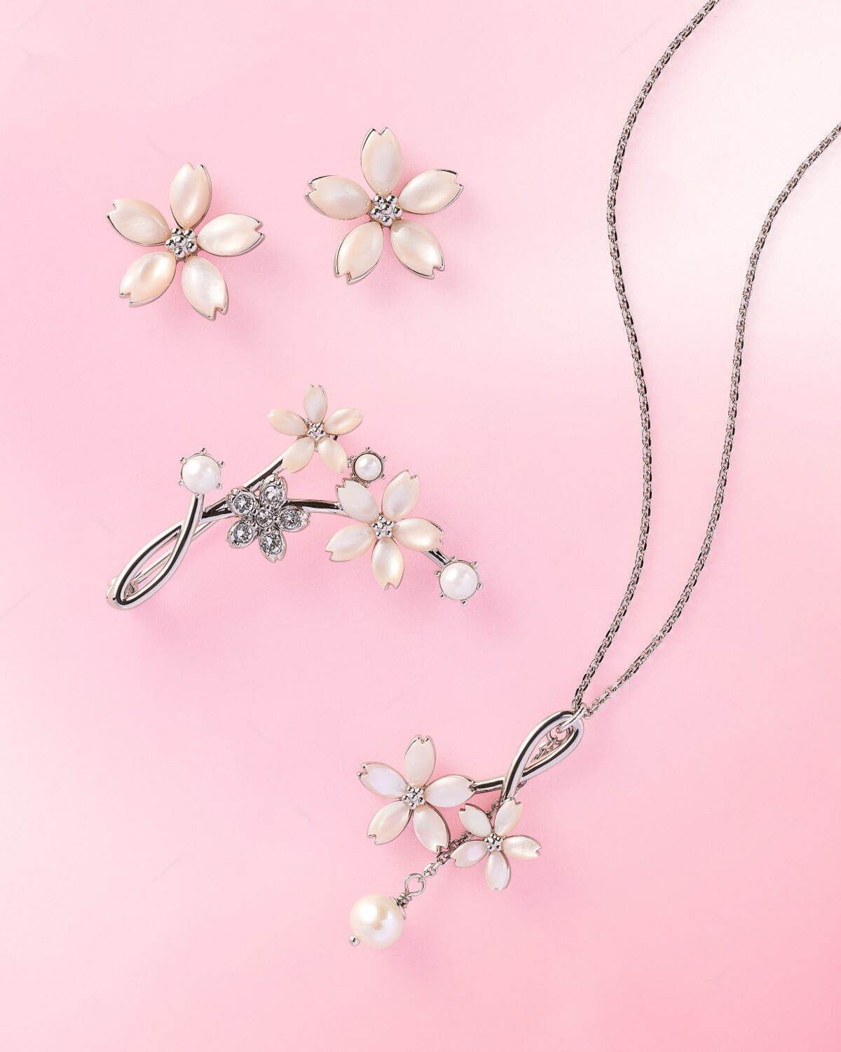 上から)ピアス 18,700円、ブローチ 15,400円、ネックレス 18,700円