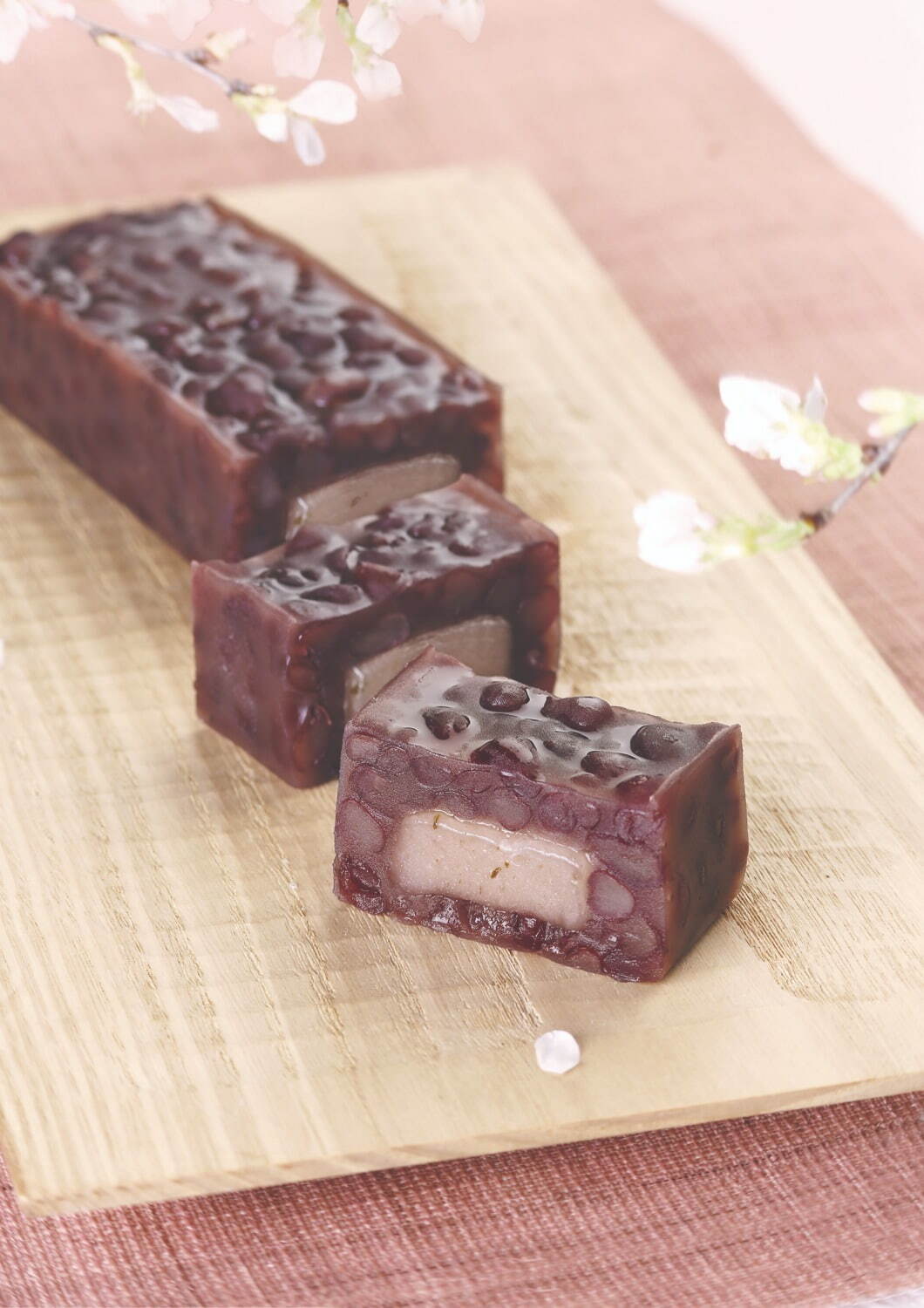 叶 匠壽庵「あも(桜)」1,404円
※～4月中旬予定。