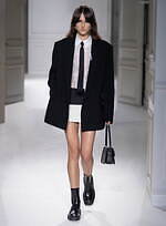 ヴァレンティノ 2023-24年秋冬ズコレクション、“ブラックタイ”を再定義｜写真12