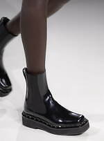 ヴァレンティノ 2023-24年秋冬ズコレクション、“ブラックタイ”を再定義｜写真27