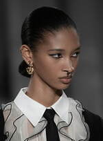 ヴァレンティノ 2023-24年秋冬ズコレクション、“ブラックタイ”を再定義｜写真33