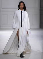 ヴァレンティノ 2023-24年秋冬ズコレクション、“ブラックタイ”を再定義｜写真36