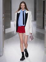 ヴァレンティノ 2023-24年秋冬ズコレクション、“ブラックタイ”を再定義｜写真39