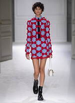 ヴァレンティノ 2023-24年秋冬ズコレクション、“ブラックタイ”を再定義｜写真40